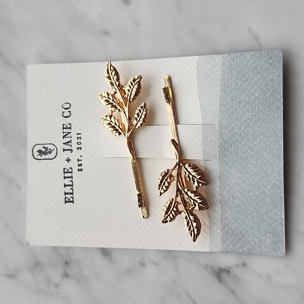 🌼 NWT gold tone leaf design hair pins